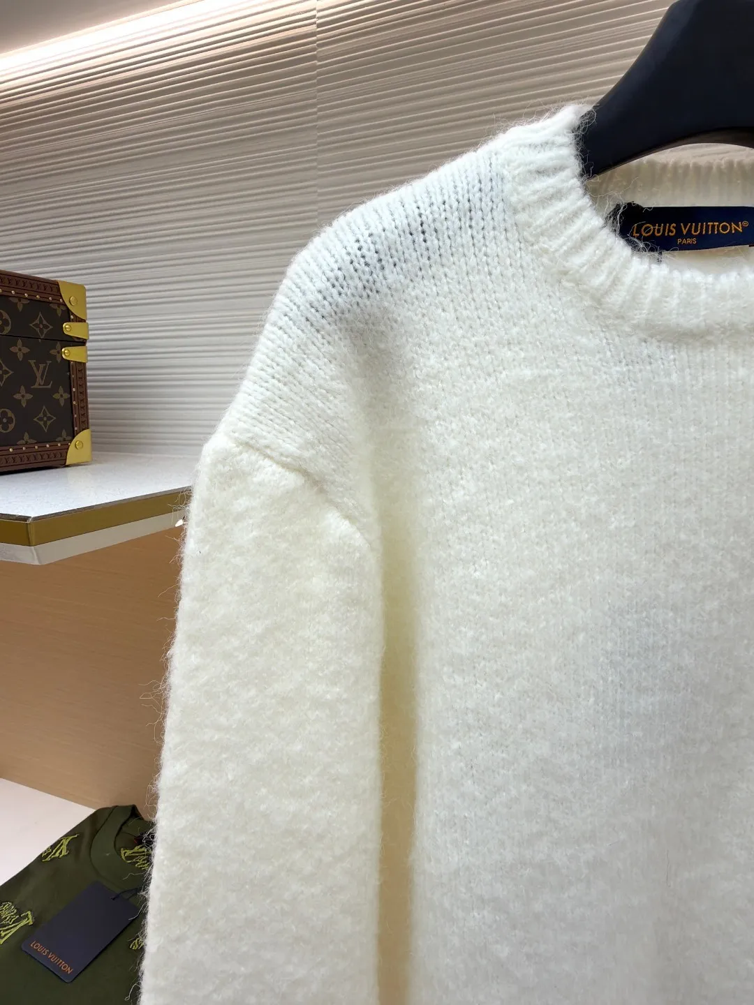 LOUIS VUITTON double-sided intarsia sweater ●Original version: purchased and developed for 12200 ●Item number: 1680923-A85 ●Fabric: wool blended fabric ●Technology: knitted intarsia production ●Version: fitted version ●Weight: about 620 grams ●Size: S-M-L-XL ●Description: Made of custom-woven and dyed sheep wool 65% cotton% 20 Spandex 15%. The special washing process is very soft and skin-friendly. It has 7 knitting workers. The thickness of each stitch of the inlay on the clothing logo is consistent with ZP. The back logo is mirror inlay. This crew-neck sweater is made of a blend of sheep wool and yak hair, and uses thick yarn to create a comfortable texture. The contrasting LV logo is integrated into the knitted fabric, and the mirror-effect logo is cleverly displayed on the rear. The casual and elegant design makes it easy to style your weekend look. The overall wiring is straight and delicate, the fabric is comfortable and soft, and the color is consistent without color difference. It can be matched with the same style to create a fashionable look and control various occasions. Customized accessories, complete with three standards, same style for men and women!